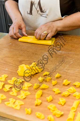 Forlimpopoli, Casa Artusi:Casa Artusi, lezione alla scuola di cucina: le "Mariette" preparano la pasta all'uovo.