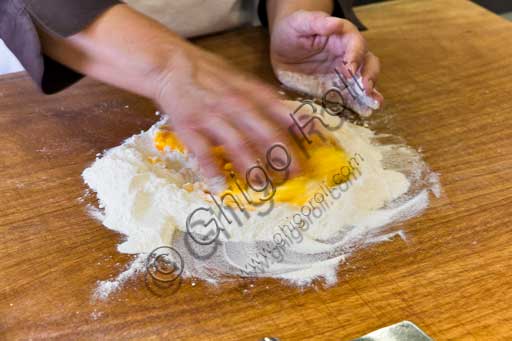 Forlimpopoli, Casa Artusi:Casa Artusi, lezione alla scuola di cucina: le "Mariette" preparano la pasta all'uovo.