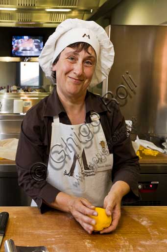 Forlimpopoli, Casa Artusi:Casa Artusi, lezione alla scuola di cucina: le "Mariette" preparano la pasta all'uovo.