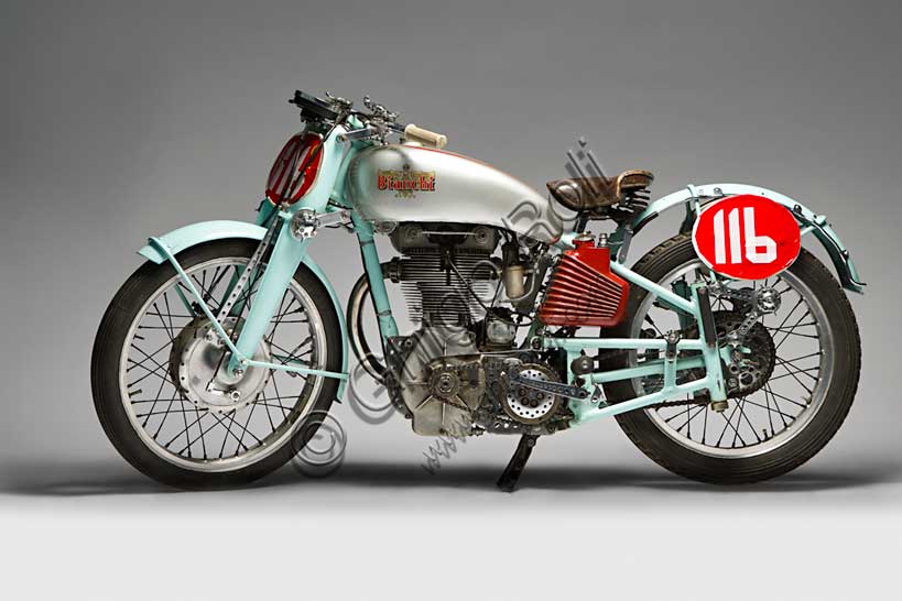 Moto d'epoca Bianchi Freccia Azzurra 500 Corsa.Marca: Bianchimodello: Freccia Azzurra 500 Corsanazione: Italia - Milanoanno: 1939condizioni: restauratacilindrata: 496 (alesaggio e corsa 82 x 94)motore: monocilindrico a quattro tempicambio: separato a quattro rapportiEdoardo Bianchi, classe 1865, orfano cresciuto dai "Martinitt" a Milano, fece tutte le tappe, nessuna esclusa, dal garzone apprendista fino al costruttore di automobili prestigiose. Costruì biciclette, tricicli a motore De Dion Bouton, introdusse in Italia le gomme pneumatiche inventate dalla Dunlop, costruì biciclette a motore e infine moto tra le più belle della produzione italiana. Il nome della Bianchi è legato per sempre alla gloriosa stagione agonistica degli anni '20, quando le sue motociclette lasciavano pochissimo spazio ai competitori. Le guidavano piloti come Alberto Ascari, Achille Varzi e Tazio Nuvolari. La Freccia Azzurra fu un progetto del geniale Mario Baldi e introdusse per prima la distribuzione bialbero in testa su una moto da corsa. L'esemplare riprodotto in queste pagine fu costruito solo in tre unità. Su uno di questi corse Alberto Ascari.