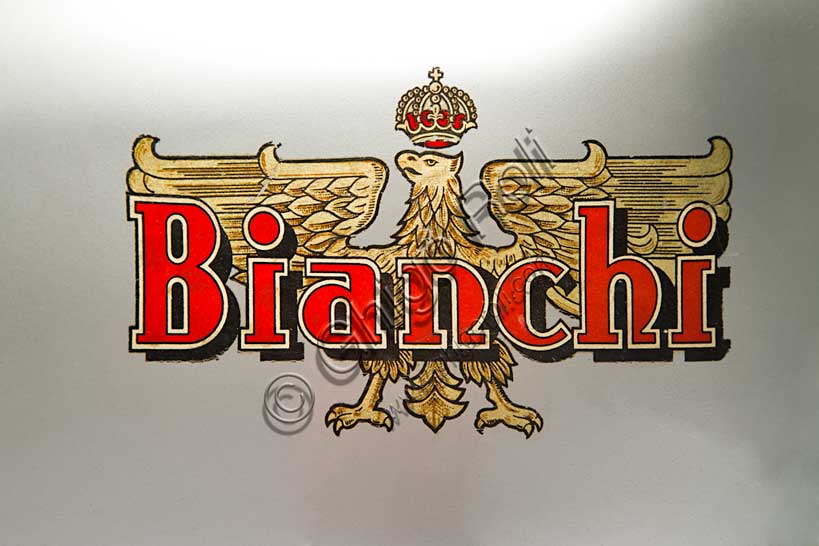 Moto d'epoca Bianchi Freccia Azzurra 500 Corsa.Marca: Bianchimodello: Freccia Azzurra 500 Corsanazione: Italia - Milanoanno: 1939condizioni: restauratacilindrata: 496 (alesaggio e corsa 82 x 94)motore: monocilindrico a quattro tempicambio: separato a quattro rapportiEdoardo Bianchi, classe 1865, orfano cresciuto dai "Martinitt" a Milano, fece tutte le tappe, nessuna esclusa, dal garzone apprendista fino al costruttore di automobili prestigiose. Costruì biciclette, tricicli a motore De Dion Bouton, introdusse in Italia le gomme pneumatiche inventate dalla Dunlop, costruì biciclette a motore e infine moto tra le più belle della produzione italiana. Il nome della Bianchi è legato per sempre alla gloriosa stagione agonistica degli anni '20, quando le sue motociclette lasciavano pochissimo spazio ai competitori. Le guidavano piloti come Alberto Ascari, Achille Varzi e Tazio Nuvolari. La Freccia Azzurra fu un progetto del geniale Mario Baldi e introdusse per prima la distribuzione bialbero in testa su una moto da corsa. L'esemplare riprodotto in queste pagine fu costruito solo in tre unità. Su uno di questi corse Alberto Ascari.