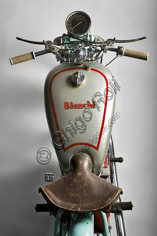 Moto d'epoca Bianchi Freccia Azzurra 500 Corsa.Marca: Bianchimodello: Freccia Azzurra 500 Corsanazione: Italia - Milanoanno: 1939condizioni: restauratacilindrata: 496 (alesaggio e corsa 82 x 94)motore: monocilindrico a quattro tempicambio: separato a quattro rapportiEdoardo Bianchi, classe 1865, orfano cresciuto dai "Martinitt" a Milano, fece tutte le tappe, nessuna esclusa, dal garzone apprendista fino al costruttore di automobili prestigiose. Costruì biciclette, tricicli a motore De Dion Bouton, introdusse in Italia le gomme pneumatiche inventate dalla Dunlop, costruì biciclette a motore e infine moto tra le più belle della produzione italiana. Il nome della Bianchi è legato per sempre alla gloriosa stagione agonistica degli anni '20, quando le sue motociclette lasciavano pochissimo spazio ai competitori. Le guidavano piloti come Alberto Ascari, Achille Varzi e Tazio Nuvolari. La Freccia Azzurra fu un progetto del geniale Mario Baldi e introdusse per prima la distribuzione bialbero in testa su una moto da corsa. L'esemplare riprodotto in queste pagine fu costruito solo in tre unità. Su uno di questi corse Alberto Ascari.