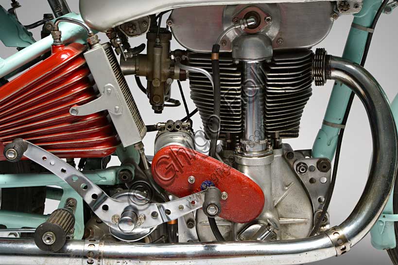 Moto d'epoca Bianchi Freccia Azzurra 500 Corsa.Marca: Bianchimodello: Freccia Azzurra 500 Corsanazione: Italia - Milanoanno: 1939condizioni: restauratacilindrata: 496 (alesaggio e corsa 82 x 94)motore: monocilindrico a quattro tempicambio: separato a quattro rapportiEdoardo Bianchi, classe 1865, orfano cresciuto dai "Martinitt" a Milano, fece tutte le tappe, nessuna esclusa, dal garzone apprendista fino al costruttore di automobili prestigiose. Costruì biciclette, tricicli a motore De Dion Bouton, introdusse in Italia le gomme pneumatiche inventate dalla Dunlop, costruì biciclette a motore e infine moto tra le più belle della produzione italiana. Il nome della Bianchi è legato per sempre alla gloriosa stagione agonistica degli anni '20, quando le sue motociclette lasciavano pochissimo spazio ai competitori. Le guidavano piloti come Alberto Ascari, Achille Varzi e Tazio Nuvolari. La Freccia Azzurra fu un progetto del geniale Mario Baldi e introdusse per prima la distribuzione bialbero in testa su una moto da corsa. L'esemplare riprodotto in queste pagine fu costruito solo in tre unità. Su uno di questi corse Alberto Ascari.
