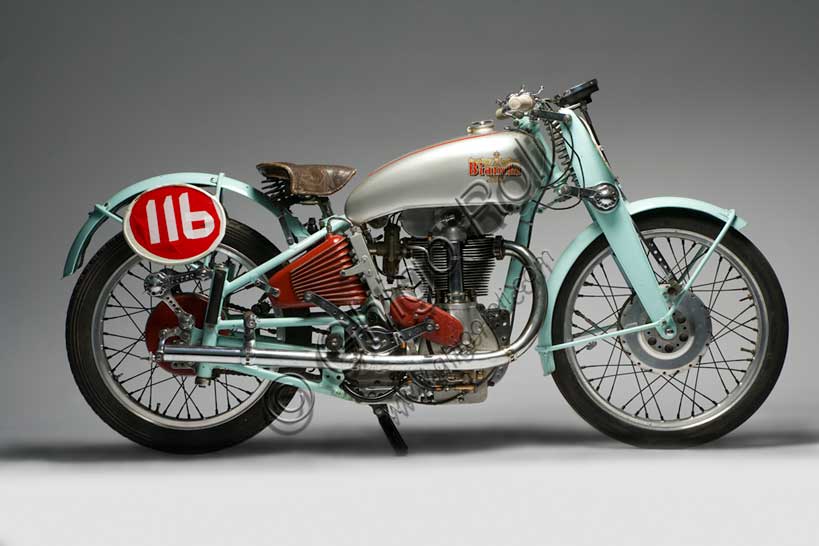 Moto d'epoca Bianchi Freccia Azzurra 500 Corsa.Marca: Bianchimodello: Freccia Azzurra 500 Corsanazione: Italia - Milanoanno: 1939condizioni: restauratacilindrata: 496 (alesaggio e corsa 82 x 94)motore: monocilindrico a quattro tempicambio: separato a quattro rapportiEdoardo Bianchi, classe 1865, orfano cresciuto dai "Martinitt" a Milano, fece tutte le tappe, nessuna esclusa, dal garzone apprendista fino al costruttore di automobili prestigiose. Costruì biciclette, tricicli a motore De Dion Bouton, introdusse in Italia le gomme pneumatiche inventate dalla Dunlop, costruì biciclette a motore e infine moto tra le più belle della produzione italiana. Il nome della Bianchi è legato per sempre alla gloriosa stagione agonistica degli anni '20, quando le sue motociclette lasciavano pochissimo spazio ai competitori. Le guidavano piloti come Alberto Ascari, Achille Varzi e Tazio Nuvolari. La Freccia Azzurra fu un progetto del geniale Mario Baldi e introdusse per prima la distribuzione bialbero in testa su una moto da corsa. L'esemplare riprodotto in queste pagine fu costruito solo in tre unità. Su uno di questi corse Alberto Ascari.