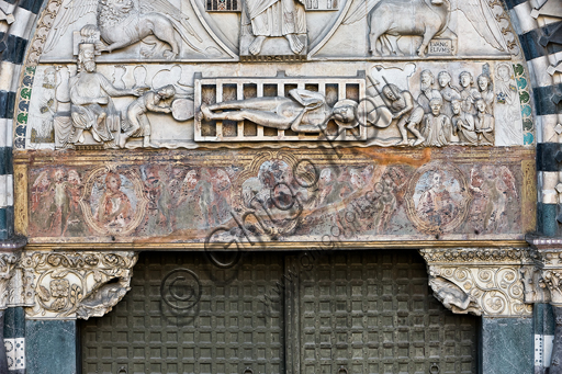 Genova, Duomo (Cattedrale di S. Lorenzo), lato ovest, la facciata, portale maggiore: dettaglio della lunetta con "il Martirio di S. Lorenzo", di Maestro della lunetta della Cattedrale di Genova, 1225 circa e e architrave con "S. Giovanni Battista, S. Giorgio e il drago e S. Lorenzo tra angeli reggiclipeo", di pittore genovese (Lazzaro Tavarone?), 1622-4?