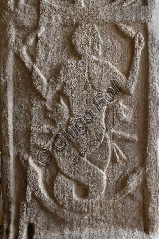 Museo Civico Archeologico di Bologna:Stele funeraria etrusca decorata su entrambi i lati e nello spessore; proveniente dal sepolcreto dei Giardini Margherita. Particolare di metopa nello spessore: 1. Scilla.inv. DUCATI_012