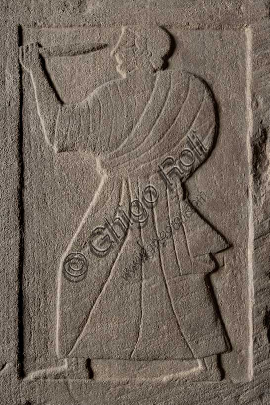 Museo Civico Archeologico di Bologna:Stele funeraria etrusca decorata su entrambi i lati e nello spessore; proveniente dal sepolcreto dei Giardini Margherita. Particolare  di metopa nello spessore: Donna ammantata con spada.inv. DUCATI_012