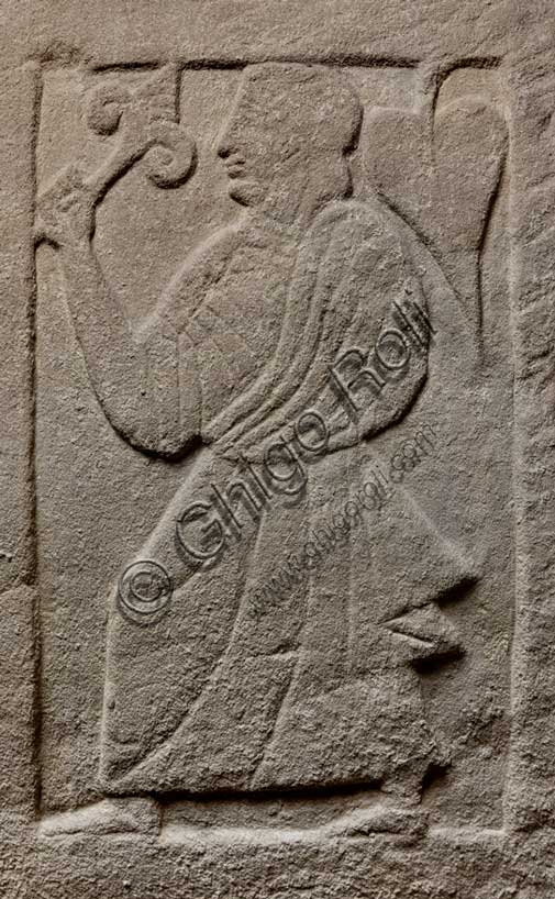 Museo Civico Archeologico di Bologna:Stele funeraria etrusca decorata su entrambi i lati e nello spessore; proveniente dal sepolcreto dei Giardini Margherita. Particolare  di metopa nello spessore:  Donna con giglio (?).inv. DUCATI_012