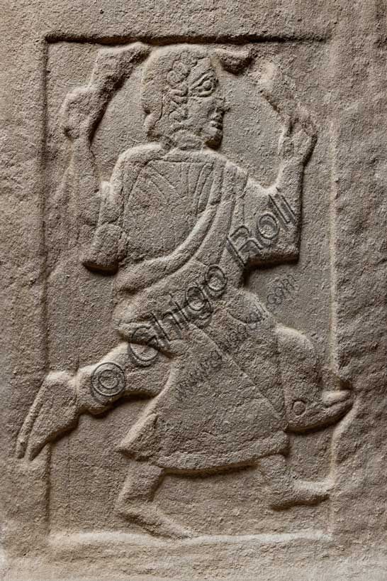 Museo Civico Archeologico di Bologna:Stele funeraria etrusca decorata su entrambi i lati e nello spessore; proveniente dal sepolcreto dei Giardini Margherita. Particolare di metopa nello spessore: Donna su delfino.inv. DUCATI_012