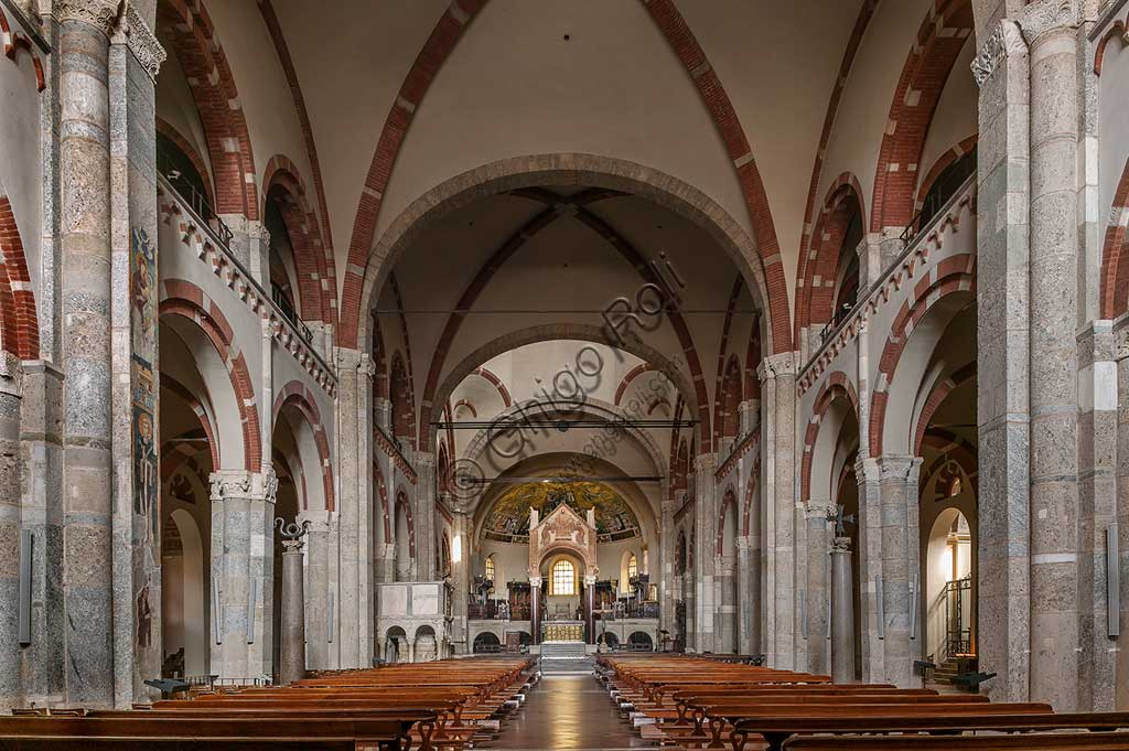 MIlano, Basilica di S. Ambrogio: veduta della navata centrale.