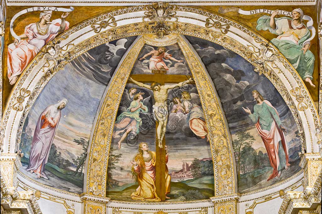 Milano, Certosa, interno: il catino dell'abside, con la Crocefissione di Simone Peterzano (affresco, 1582). Ai lati,  le figure di Maria e di San Giovanni Apostolo. Nei pennacchi: la sibilla Libica e la sibilla Delfica.