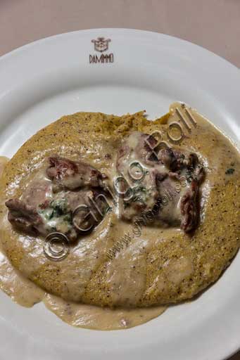 Bergamo, Città alta, Ristorante "Da Mimmo", piatto tipico della cucina bergamasca): oseli scapacc alle erbette e Branzi d'alpeggio (un tipo di involtino).