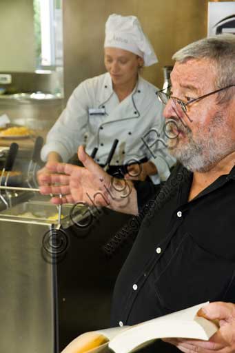 Forlimpopoli, Casa Artusi:Casa Artusi: lezione alla scuola di cucina di Graziano Pozzetto, con tema "Le minestre romagnole".  Graziano Pozzetto, instancabile ricercatore e divulgatore delle tradizioni gastronomiche romagnole e Premio Marietta ad honorem nel 2005, è autore de Le Minestre Romagnole - Di ieri e di oggi (Panozzo Editore), una ricerca che parte dalla memoria contadina ed arriva alle moderne interpretazioni dei grandi chef della nostra terra. In collaborazione con l’Associazione delleMariette, la degustazione di una minestra tradizionale, servita con vino in abbinamento.