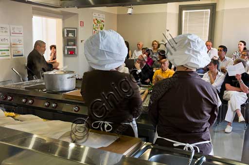 Forlimpopoli, Casa Artusi:Casa Artusi: lezione alla scuola di cucina di Graziano Pozzetto, con tema "Le minestre romagnole".  Graziano Pozzetto, instancabile ricercatore e divulgatore delle tradizioni gastronomiche romagnole e Premio Marietta ad honorem nel 2005, è autore de Le Minestre Romagnole - Di ieri e di oggi (Panozzo Editore), una ricerca che parte dalla memoria contadina ed arriva alle moderne interpretazioni dei grandi chef della nostra terra. In collaborazione con l’Associazione delleMariette, la degustazione di una minestra tradizionale, servita con vino in abbinamento.