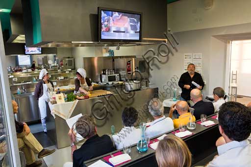 Forlimpopoli, Casa Artusi:Casa Artusi: lezione alla scuola di cucina di Graziano Pozzetto, con tema "Le minestre romagnole".  Graziano Pozzetto, instancabile ricercatore e divulgatore delle tradizioni gastronomiche romagnole e Premio Marietta ad honorem nel 2005, è autore de Le Minestre Romagnole - Di ieri e di oggi (Panozzo Editore), una ricerca che parte dalla memoria contadina ed arriva alle moderne interpretazioni dei grandi chef della nostra terra. In collaborazione con l’Associazione delleMariette, la degustazione di una minestra tradizionale, servita con vino in abbinamento.