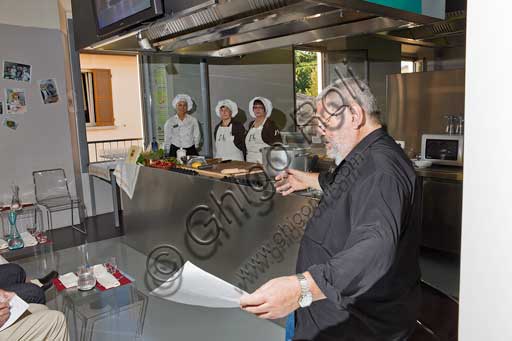 Forlimpopoli, Casa Artusi:Casa Artusi: lezione alla scuola di cucina di Graziano Pozzetto, con tema "Le minestre romagnole".  Graziano Pozzetto, instancabile ricercatore e divulgatore delle tradizioni gastronomiche romagnole e Premio Marietta ad honorem nel 2005, è autore de Le Minestre Romagnole - Di ieri e di oggi (Panozzo Editore), una ricerca che parte dalla memoria contadina ed arriva alle moderne interpretazioni dei grandi chef della nostra terra. In collaborazione con l’Associazione delleMariette, la degustazione di una minestra tradizionale, servita con vino in abbinamento.