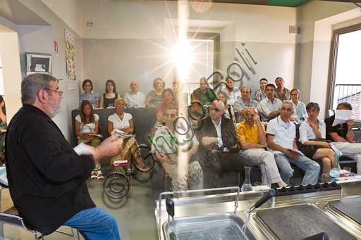 Forlimpopoli, Casa Artusi:Casa Artusi: lezione alla scuola di cucina di Graziano Pozzetto, con tema "Le minestre romagnole".  Graziano Pozzetto, instancabile ricercatore e divulgatore delle tradizioni gastronomiche romagnole e Premio Marietta ad honorem nel 2005, è autore de Le Minestre Romagnole - Di ieri e di oggi (Panozzo Editore), una ricerca che parte dalla memoria contadina ed arriva alle moderne interpretazioni dei grandi chef della nostra terra. In collaborazione con l’Associazione delleMariette, la degustazione di una minestra tradizionale, servita con vino in abbinamento.