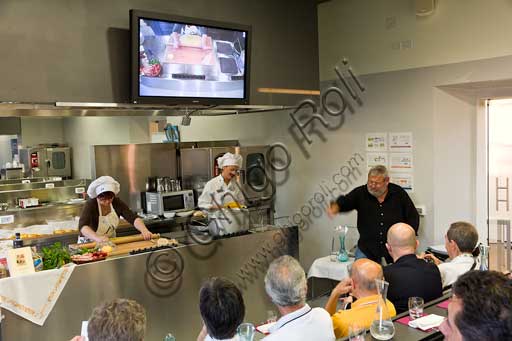 Forlimpopoli, Casa Artusi:Casa Artusi: lezione alla scuola di cucina di Graziano Pozzetto, con tema "Le minestre romagnole".  Graziano Pozzetto, instancabile ricercatore e divulgatore delle tradizioni gastronomiche romagnole e Premio Marietta ad honorem nel 2005, è autore de Le Minestre Romagnole - Di ieri e di oggi (Panozzo Editore), una ricerca che parte dalla memoria contadina ed arriva alle moderne interpretazioni dei grandi chef della nostra terra. In collaborazione con l’Associazione delleMariette, la degustazione di una minestra tradizionale, servita con vino in abbinamento.