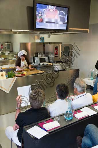 Forlimpopoli, Casa Artusi:Casa Artusi: lezione alla scuola di cucina di Graziano Pozzetto, con tema "Le minestre romagnole".  Graziano Pozzetto, instancabile ricercatore e divulgatore delle tradizioni gastronomiche romagnole e Premio Marietta ad honorem nel 2005, è autore de Le Minestre Romagnole - Di ieri e di oggi (Panozzo Editore), una ricerca che parte dalla memoria contadina ed arriva alle moderne interpretazioni dei grandi chef della nostra terra. In collaborazione con l’Associazione delleMariette, la degustazione di una minestra tradizionale, servita con vino in abbinamento.