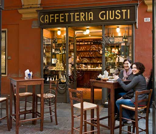 Modena, "Caffetteria Giusti" (coffee house/bar) in Farini street: friends at a bar table.