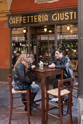 Modena, "Caffetteria Giusti", in via Farini: coppia a un tavolino.