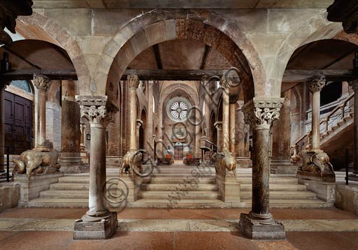 Modena, Duomo (Cattedrale di S. Maria Assunta e S. Geminiano): la navata centrale e la controfacciata viste dalla cripta.