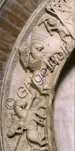  Modena, Cathedral, northern side: the archivolt of the Porta della Pescheria (Fish-Market gate) depicting scenes from the Matter of Britain. Detail of the Knights: the first is unnamed. The first, looking back, is Isdernus (Lancelot), The second is Artus de Bretani (King Arthur). Burmaldus, wielding a battle axe, emerges from the castle to meet the three knights.