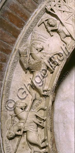 Modena, Duomo, fianco settentrionale: l'archivolto della Porta della Pescheria, con scene del ciclo bretone e i cavalieri di Re Artù. Il primo cavaliere in basso è Lancillotto (Isdernus), il secondo è Artù (Artus de Bretani). Burmaldo (Burmaltus) esce dalla torre armato di ascia per affrontare i tre cavalieri.