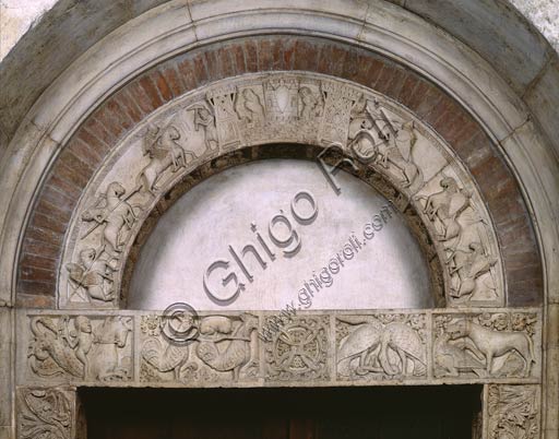  Modena, Cathedral, northern side: the archivolt of the Porta della Pescheria (Fish-Market gate) depicting scenes from the Matter of Britain, in particular the rescue of Winlogee (Guinevere) from captivity. With one exception, all figures are identified by inscriptions.