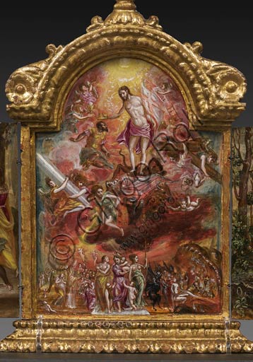 Modena, Galleria Estense: altarolo portatile di Domenico Theotokòpoulòs detto El Greco (1541-1614). Tempera grassa su tavola, cm 37 x 23,8. Nel comparto centrale: al centro Cristo, che regge uno stendardo bianco con la Croce alludente alla Resurrezione, incorona un cavaliere cristiano, mentre al tempo stesso calpesta le allegorie del male e della morte che poggiano sopra le raffigurazioni simboliche dei quattro Evangelisti, mentre gli angeli intorno sorreggono i simboli della Passione. In basso al centro sono raffigurate le tre Virtù teologali (Fede, Speranza, Carità), con a sinistra un gruppo di fedeli che riceve la comunione da parte di un vescovo e a destra i peccatori che vengono spinti dal mostro verso l’Inferno.