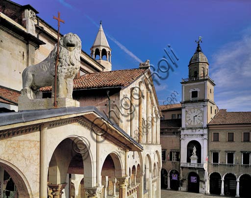 Modena: leone sopra la porta dei Principi sul  fianco sud del Duomo (Cattedrale di S. Maria Assunta e S. Geminiano) e, sullo sfondo, la Torre Civica.