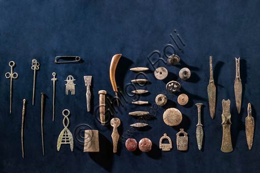 Modena, Museo Civico Archeologico Etnologico: Composizione di oggetti diversi in bronzo e ambra dalle Terramare Modenesi, XVI-XIII sec. a.C.