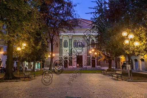 Modena: night partial view of Piazza Mazzini (Mazzini Square). In the background, the Synagogue built between 1869 and 1873.