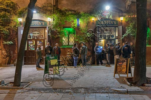 Modena: night partial view of Griffin's Pub.