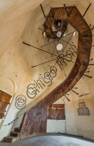 Modena, torre Ghirlandina: la scala a chiocciola a sezione ottagonale nella guglia sommitale della torre.