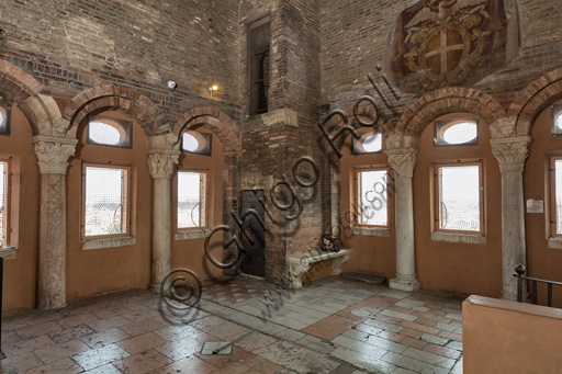 Modena, torre Ghirlandina, sala dei Torresani con opere di Maestri campionesi, XII - XIII secolo: veduta dello spigolo tra le pareti nord e ovest.