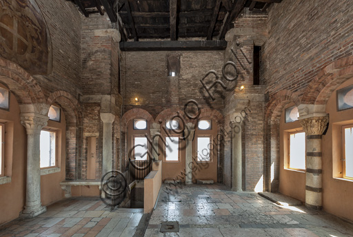 Modena, torre Ghirlandina, sala dei Torresani con opere di Maestri campionesi, XII - XIII secolo: veduta della parete est.