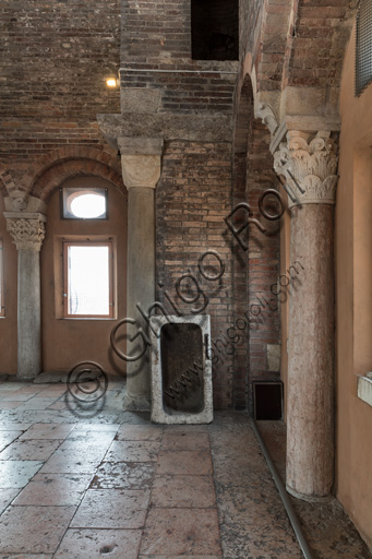 Modena, torre Ghirlandina, sala dei Torresani con opere di Maestri campionesi, XII - XIII secolo: veduta dello spigolo tra le pareti sud e ovest.