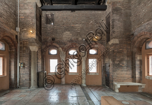 Modena, torre Ghirlandina, sala dei Torresani con opere di Maestri campionesi, XII - XIII secolo: veduta della parete ovest.