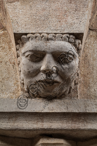 Modena, torre Ghirlandina, sala dei Torresani, parete nord: capitello corinzio con un viso scolpito nella protome dell'abaco. Maestri campionesi, XII - XIII secolo. Particolare.