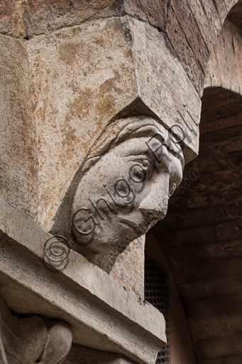 Modena, torre Ghirlandina, sala dei Torresani, parete nord: capitello corinzio con un viso scolpito nella protome dell'abaco. Maestri campionesi, XII - XIII secolo. Particolare.