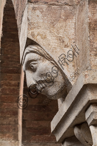 Modena, torre Ghirlandina, sala dei Torresani, parete nord: capitello corinzio con un viso scolpito nella protome dell'abaco. Maestri campionesi, XII - XIII secolo. Particolare.