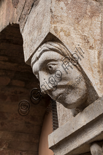 Modena, Ghirlandina Tower, Torresani Hall, north wall: a Corinthian capital with a sculpted face in the abacus protome. Campionese Masters, XII - XIII century. Detail.