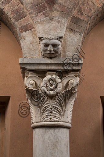 Modena, Ghirlandina Tower, Torresani Hall, north wall: a Corinthian capital with a sculpted face in the abacus protome. Campionese Masters, XII - XIII century.