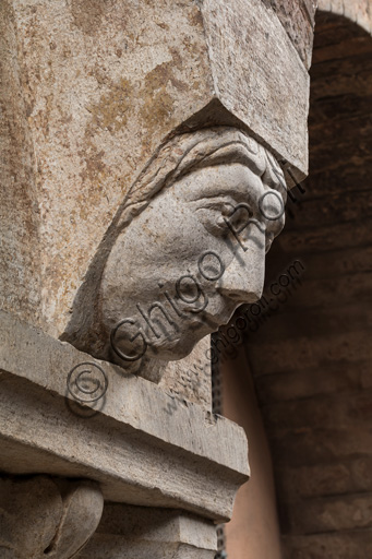 Modena, torre Ghirlandina, sala dei Torresani, parete nord: capitello corinzio con un viso scolpito nella protome dell'abaco. Maestri campionesi, XII - XIII secolo. Particolare.