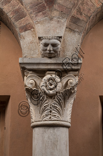 Modena, torre Ghirlandina, sala dei Torresani, parete nord: capitello corinzio con un viso scolpito nella protome dell'abaco. Maestri campionesi, XII - XIII secolo.