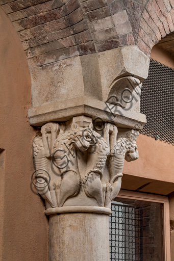 Modena, torre Ghirlandina, sala dei Torresani, parete ovest: capitello con quattro coppie di leoni rampanti. Maestri campionesi, XII - XIII secolo.