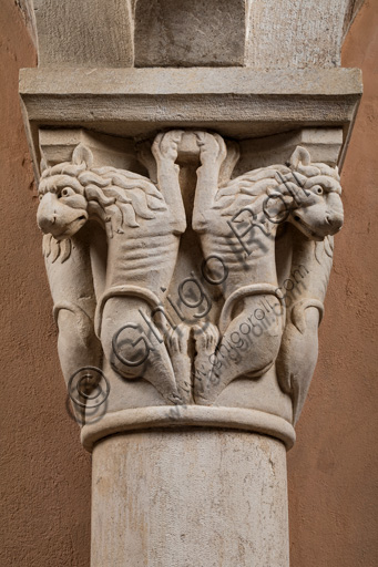 Modena, torre Ghirlandina, sala dei Torresani, parete ovest: capitello con quattro coppie di leoni rampanti. Maestri campionesi, XII - XIII secolo.