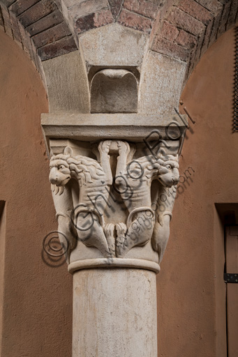 Modena, torre Ghirlandina, sala dei Torresani, parete ovest: capitello con quattro coppie di leoni rampanti. Maestri campionesi, XII - XIII secolo.