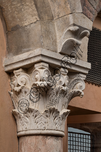 Modena, torre Ghirlandina, sala dei Torresani, parete ovest: un capitello corinzio. Maestri campionesi, XII - XIII secolo.